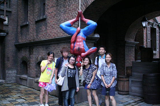 日本留學心得 與倒吊的蜘蛛人合照